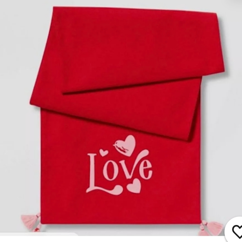 Nwts Threshold valentines table runner